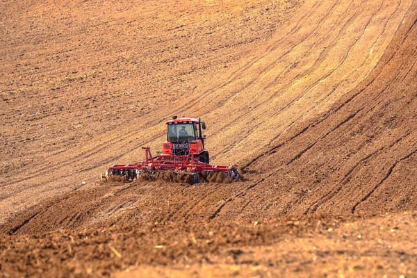 重いクローラトラクターは 早春に畑を耕し 作物のための耕作場 ロイヤリティフリーのストック画像