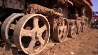 Sürünen traktör izleri ve baharın başlarında bir tarla, ekin tarlası, yakın plan.,