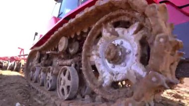 Sürünen traktör izleri ve baharın başlarında bir tarla, ekin tarlası, yakın plan.,