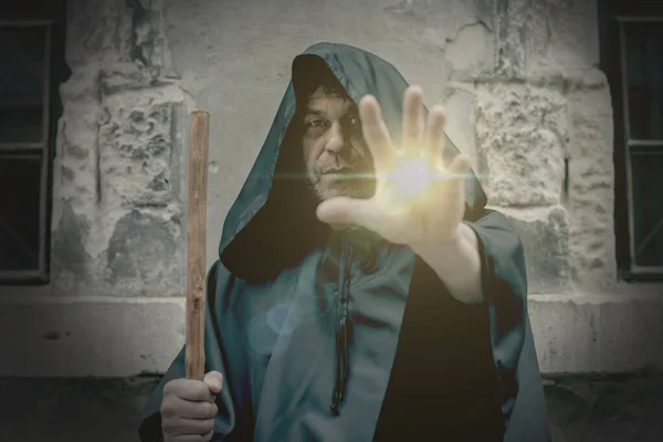 光芒和力量来自一个戴着黑色头巾的年长僧人的手 治疗和魔法 诅咒和祝福 — 图库照片