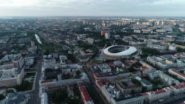Minsk 'in merkezindeki şehir merkezinden panoramik bir manzara, spor stadyumu..