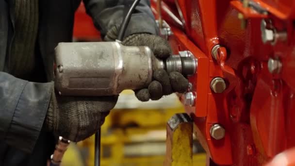 Trabajador Aprieta Pernos Tuercas Con Taladro Neumático Primer Plano Enfoque — Vídeo de stock