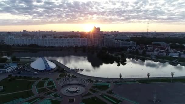 日の出の光の中で都市の高層ビル ミンスクの中心部の都市の四分の一の高さからのパノラマビュー — ストック動画