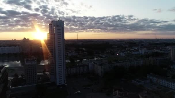 Minsk Merkezindeki Şehir Merkezinden Panoramik Bir Manzara Yükselen Güneşin Işınlarıyla — Stok video