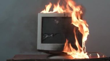 Bilgisayar monitörü yanıyor, yangın bilgisayar ekipmanlarına yayılıyor. Bir tuğla monitörü kırıyor, masa altüst oluyor, daire yanıyor..