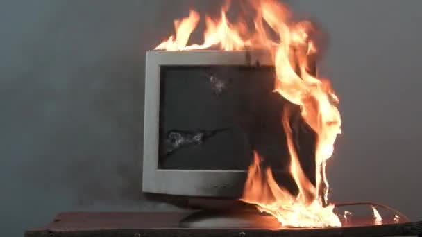 计算机监视器失火了 火势蔓延到了计算机设备上 砖头打破了显示器 桌子倒了 公寓失火了 — 图库视频影像
