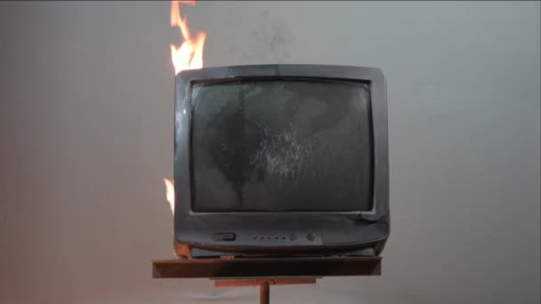 アパートの古いテレビの火災 火災は機器に広がり 家の中の火災 短い回路 機器の過熱 — ストック動画