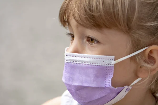 Πορτρέτο Ενός 3Χρονου Κοριτσιού Ροζ Ιατρική Μάσκα Ουδέτερο Φόντο Concept — Φωτογραφία Αρχείου