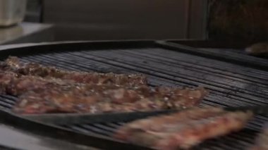 Et ızgarada pişiyor, metal ızgaralar ateşin üzerinde dönüyor. Pirzola ve kızarmış et..