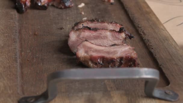 Mano Hombre Toma Trozo Carne Frita Picada Con Costillas Una — Vídeo de stock