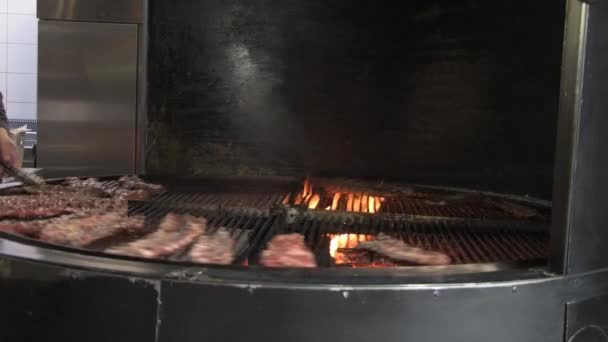 Köttet Grillas Grillen Metallgaller Snurrar Över Elden Rostning Kött Med — Stockvideo