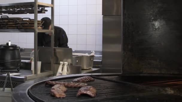 Kucharz Przygotowuje Mięso Grillowania Kawałki Wieprzowiny Wołowiny Nad Ogniem Metalowe — Wideo stockowe