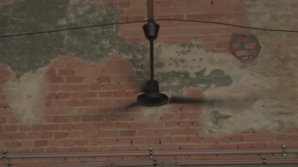 Ventilador Techo Gira Sobre Fondo Una Pared Ladrillo Texturizado Refrigeración — Vídeo de stock