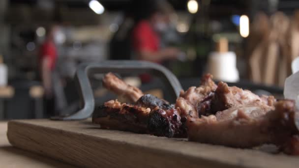 Gryzione Smażone Żebra Mięsem Leżą Drewnianej Desce Krojenia Resztki Obiedzie — Wideo stockowe