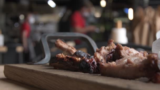 Las Costillas Fritas Con Carne Están Tiradas Una Tabla Cortar — Vídeos de Stock