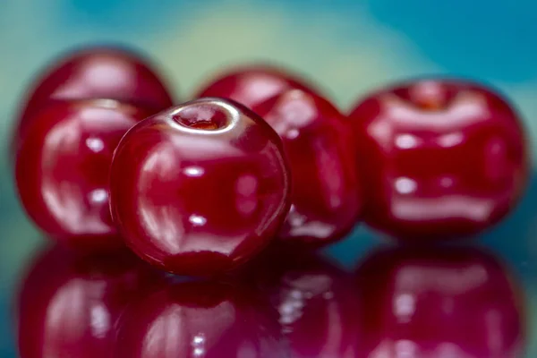 Les Cerises Rouges Foncées Mûres Sont Dispersées Sur Une Surface — Photo