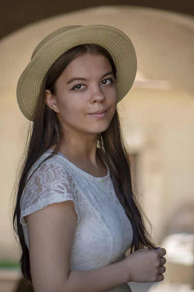 Uma Jovem Anos Idade Vestido Branco Chapéu Palha Fica Sob — Fotografia de Stock