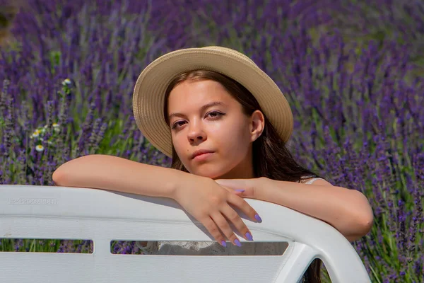 Retrato Una Joven Años Con Vestido Blanco Sombrero Paja Con — Foto de Stock