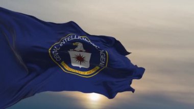 Amerikan özel servislerinin ve istihbaratının sembolleri olan bayrak bulutlu karanlık gökyüzünün arka planında dalgalanıyor. Merkezi İstihbarat Teşkilatı 'nın bayrak yazısı, Amerika Birleşik Devletleri, Kartal ve Rüzgar Gülü, seçici odaklı.