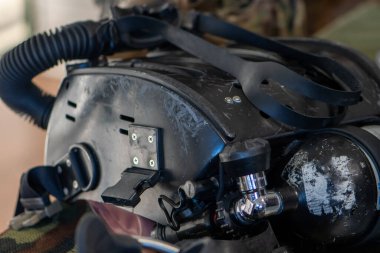 Ordu sualtı sistemlerinde regülatörlü bir metal oksijen silindiri kullanılır.