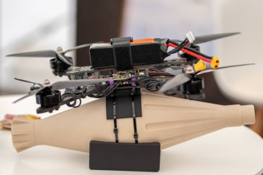 Bir teknoloji sergisinde bomba atma ekipmanlarıyla bir İHA. Avusturya, Viyana, 26 Ekim 2025