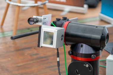 Optik sistemle uzaktan ateş etmek için teknolojik bir askeri cihaz.