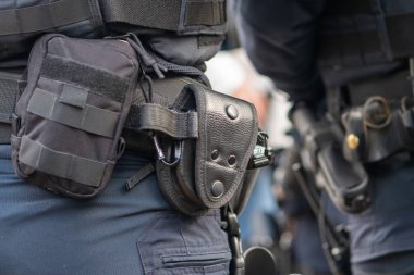 Bir polis memurunun kemeri çanta ve kılıfla donatılmıştır.