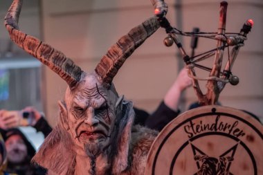 Krampus büyük boynuzlu bir maske takıyor Avusturya, Graz, 16 Kasım 2025