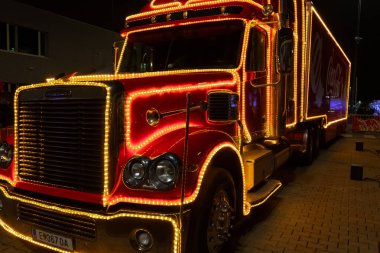 Bir Coca-Cola kamyonu festival ışıklarıyla süslenir ve Avusturya, Viyana, 13 Aralık 2024 'te şehir meydanında ilerler.