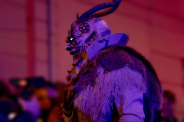 Krampus 'un çok renkli göz ışıklandırması