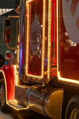 Kırmızı bir kamyonun ışıklı kabini, kentin Noel etkinliğinin ziyaretçileri arasında ışıklarla parlıyor. Avusturya, Viyana, 12 Aralık 2024