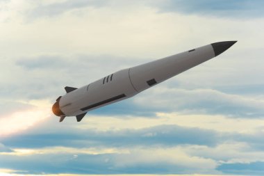 Bir Rus askeri roketi bulutlu bir gökyüzünde uçuyor.