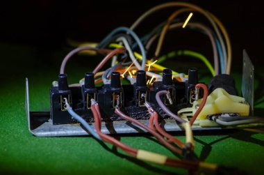 Elektrik bağlantı ünitesinde kıvılcımlar ve yangın