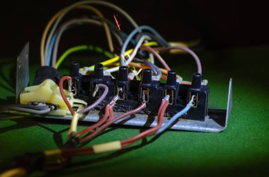 Terminal bloktaki aktif kıvılcım aşırı ısınma ve kişilere zarar verdiğini gösteriyor