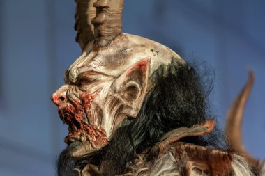 Festival alayı sırasında Krampus 'un detaylı bir maskesi gösteriliyor