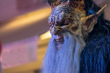 Krampus 'un geleneksel gece partisindeki sakallı ve boynuzlu görüntüsü.
