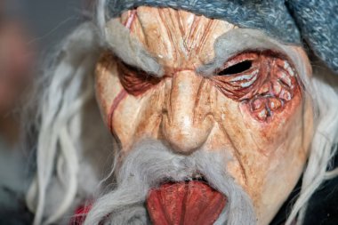 Krampus 'un sakallı ve çıkıntılı maskesi yakın planda gösteriliyor.