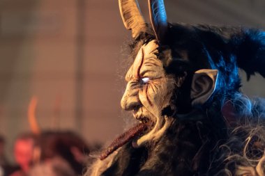 Krampus 'un profili gece yürüyüşü sırasında ağzı açık ve boynuzları açık.
