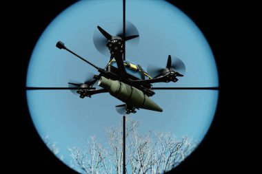 Havada patlayıcı yüklü bir savaş uçağı, optikleri hedef alarak vuruldu.