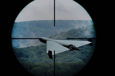 İnsansız hava aracı, bir orman üzerindeki optik bir görüntüden gözlendi.