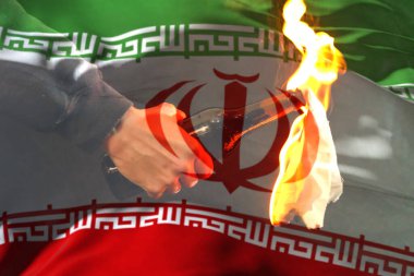 İran bayrağının arka planında, elinde fitil olan yanan bir şişe.