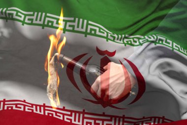 İran bayrağının arka planında yangın ve şişe bulunan siyasi bir protesto sembolü.