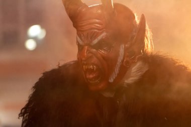 Gece festivalinde şeytani maskeli Krampus karakteri.