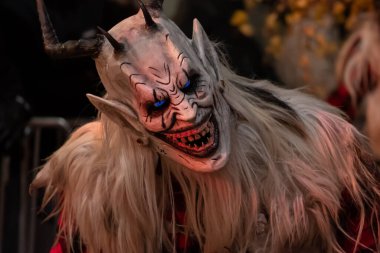 Krampus 'un profili gece kalabalığı arasında.