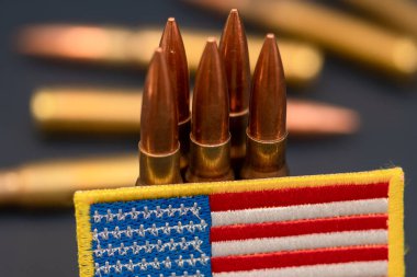 Birleşik Devletler bayrak bandının üzerine yerleştirilmiş askeri fişekleri kapatın.