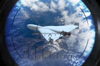 Dağların üzerinde uçan askeri hava aracı optik hedefleme görüşüyle gözlendi