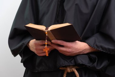 Keşişlerin ellerine kitap ve tespihi yakın tut.