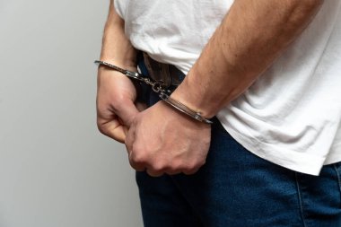 Gözaltı süresince erkek ellerinin saplantısı