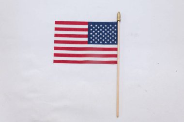 Tahta sopanın üzerinde Amerikan bayrağı var.