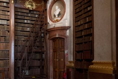 Avusturya, Viyana, 6 Ağustos 2025: Kitaplık, ahşap kapı ve mermer sütunlu Avusturya Ulusal Kütüphane Salonu